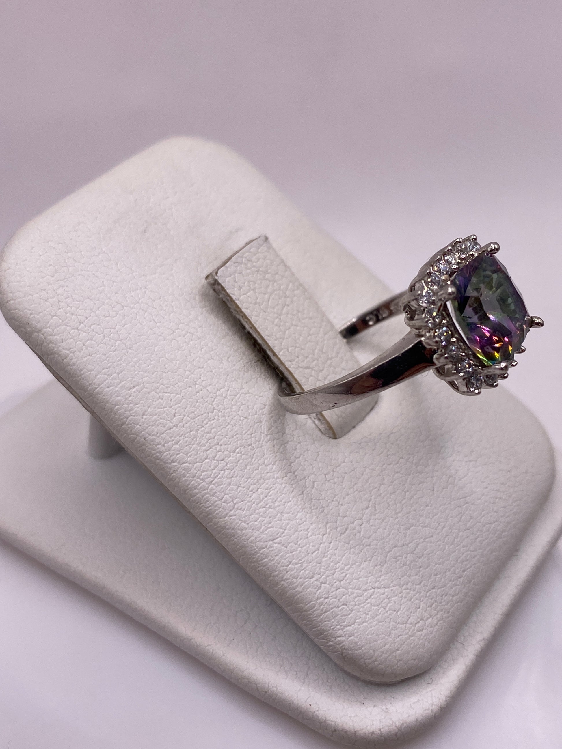 Vista frontal del anillo solitario con circonia facetada en plata .925