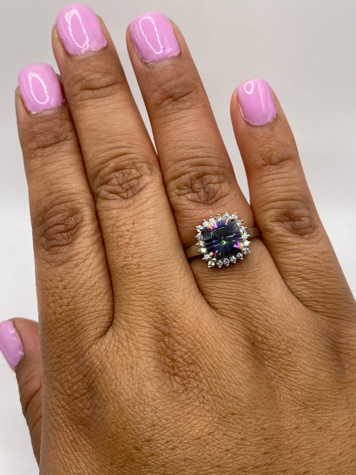 Anillo con banda de plata mostrando el sello 925 MEXICO