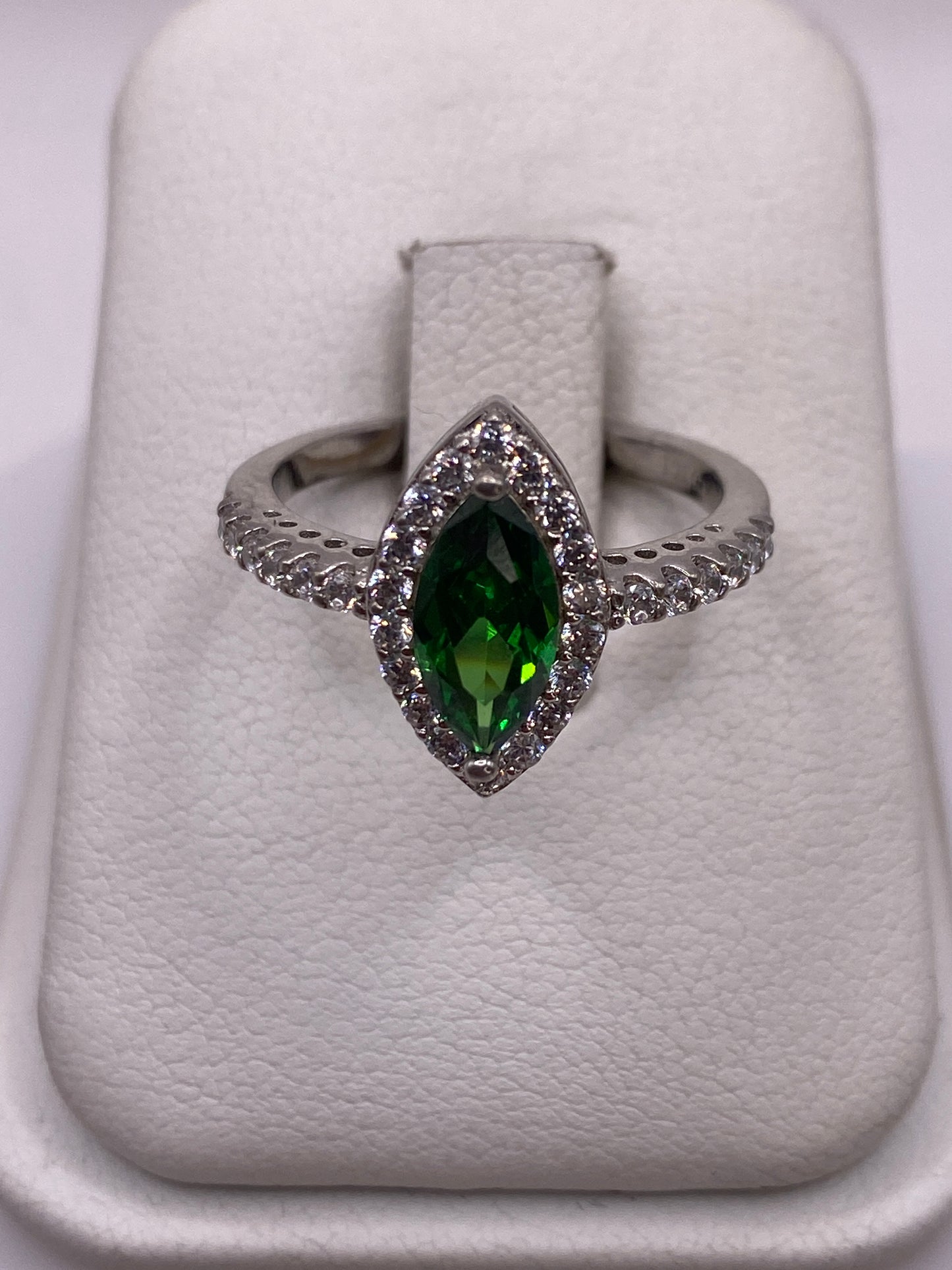Anillo de plata con circonia verde marquesa visto de frente en estuche blanco