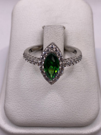 Anillo de plata con circonia verde marquesa visto de frente en estuche blanco