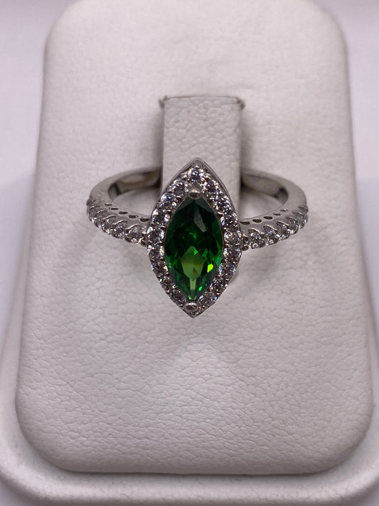 Anillo de plata con circonia verde marquesa visto de frente en estuche blanco