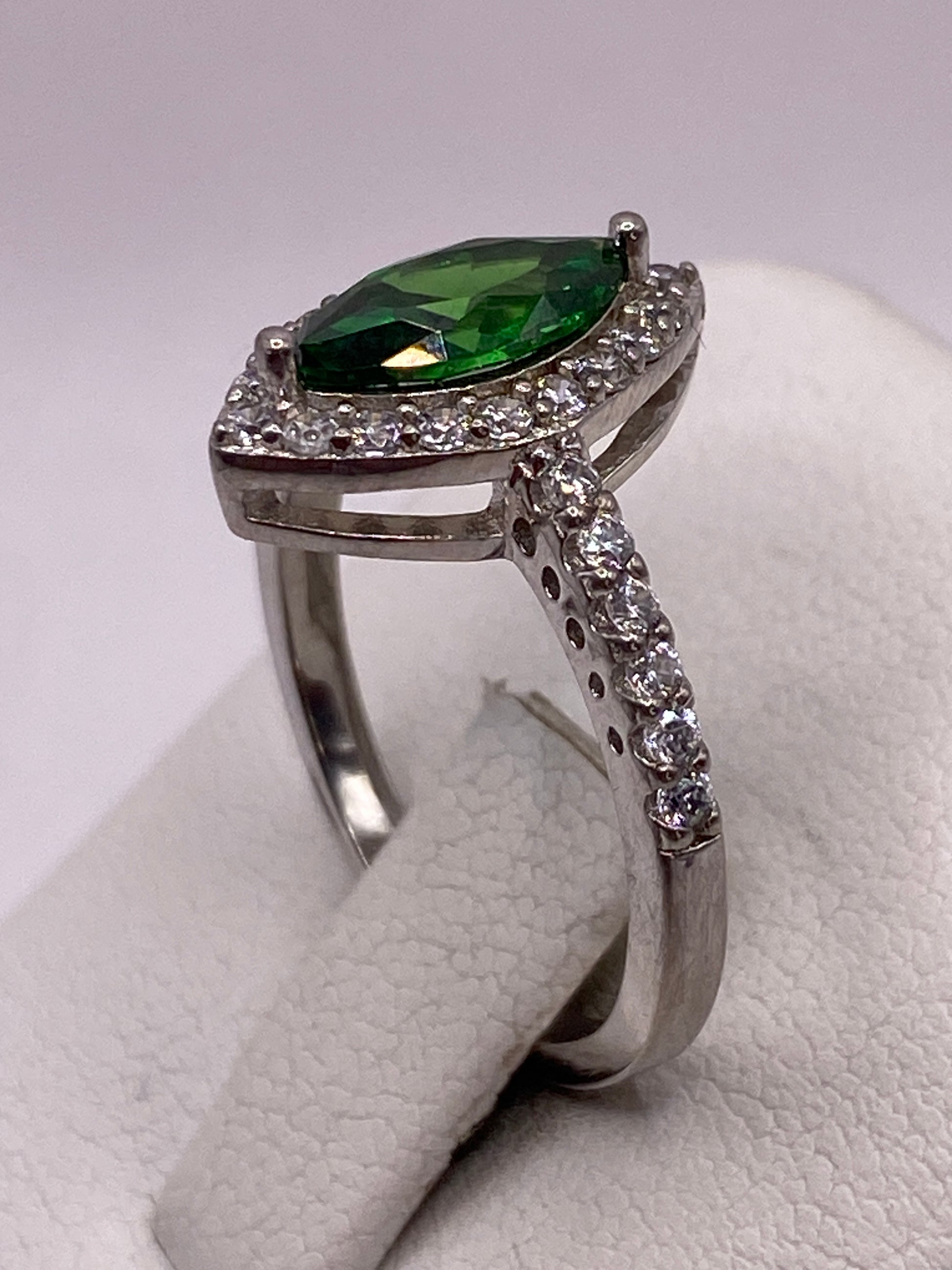Detalle del engaste de circonia verde en plata .925 con acabado pulido