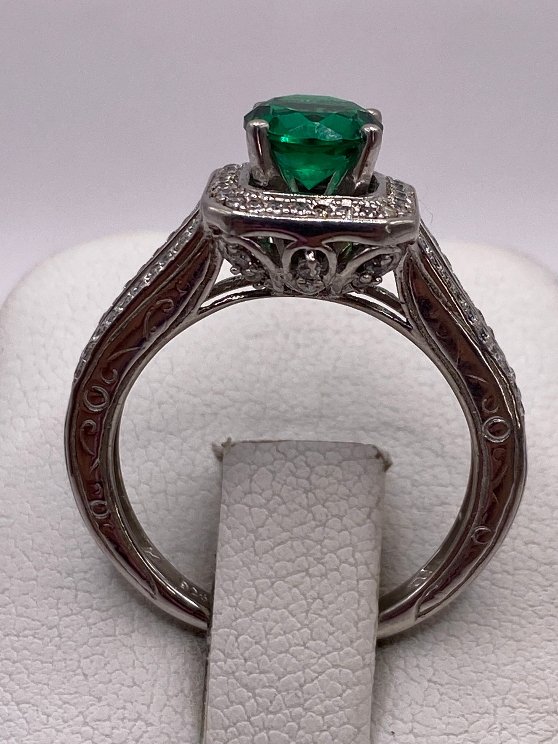 Anillo de plata con circonia verde facetada en estuche blanco, vista frontal