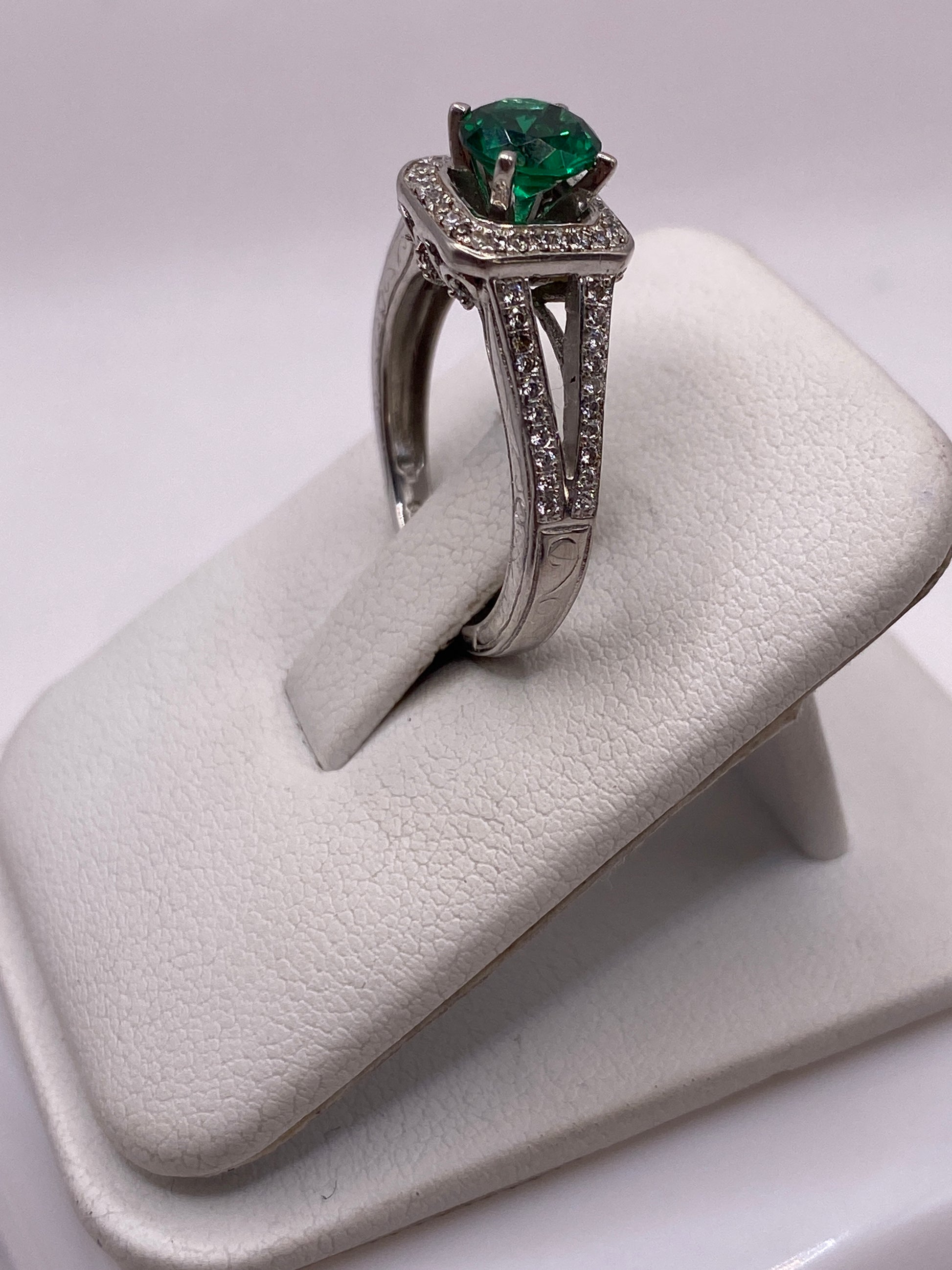 Detalle del engaste de circonia verde en plata .925 desde la lateral