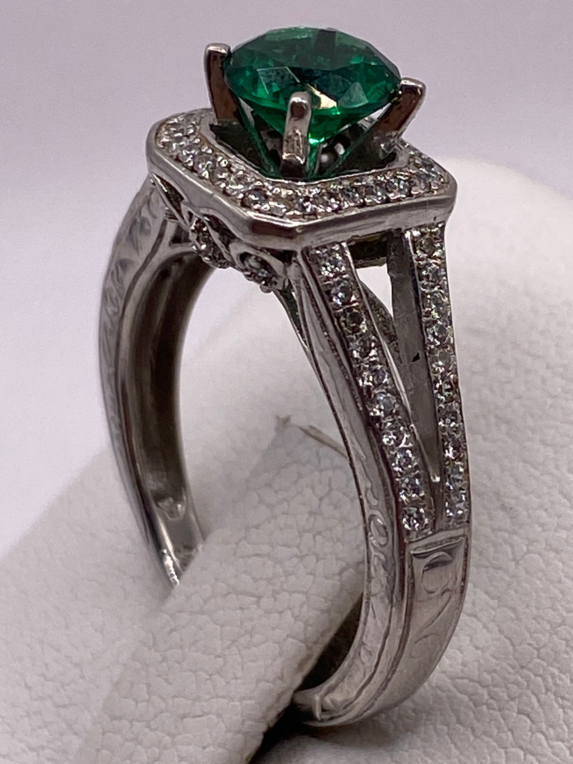Anillo solitario verde en dedo de mujer mostrando el brillo de la piedra