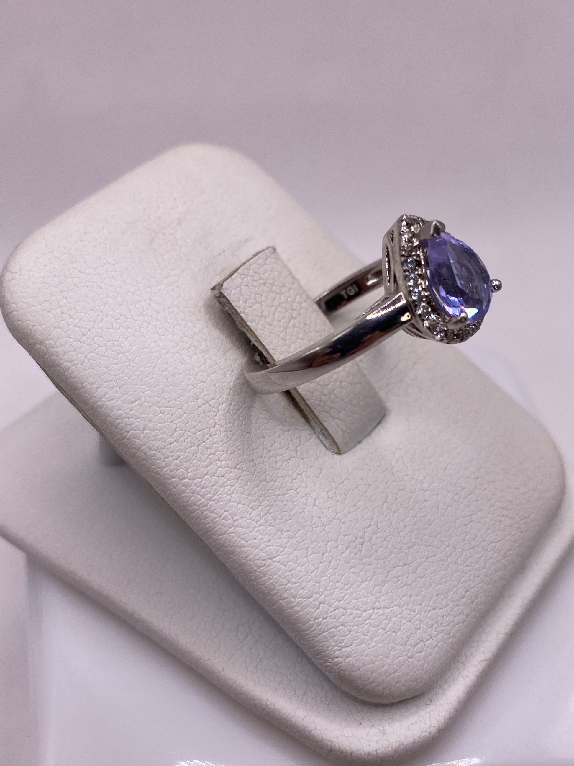 Vista frontal del anillo de circonia morada en plata .925 Taxco