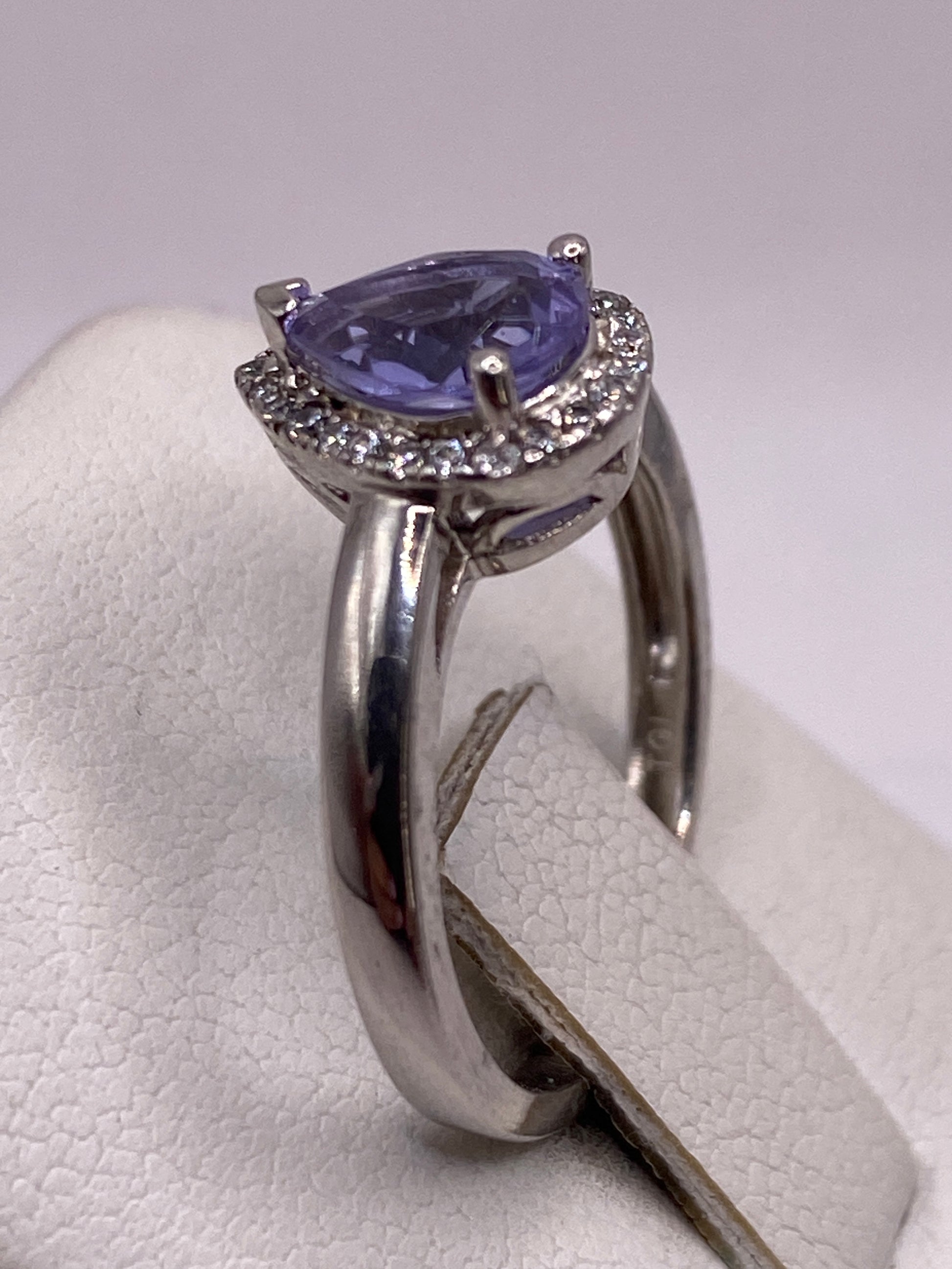 Detalle lateral del anillo solitario mostrando la calidad del pulido y el sello 925