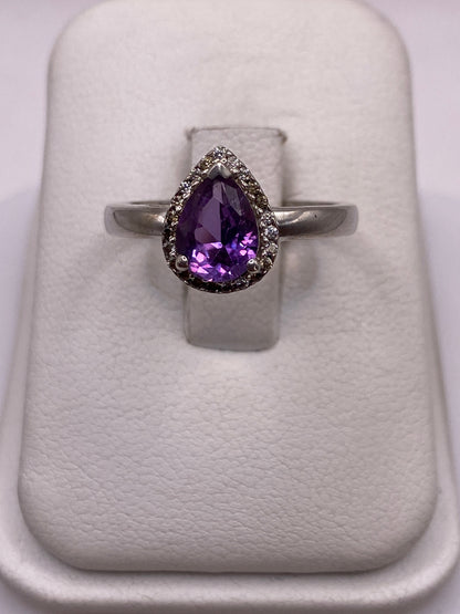 Anillo solitario de plata con circonia morada oval en estuche