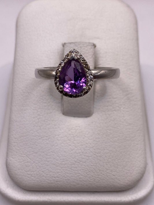 Anillo solitario de plata con circonia morada oval en estuche