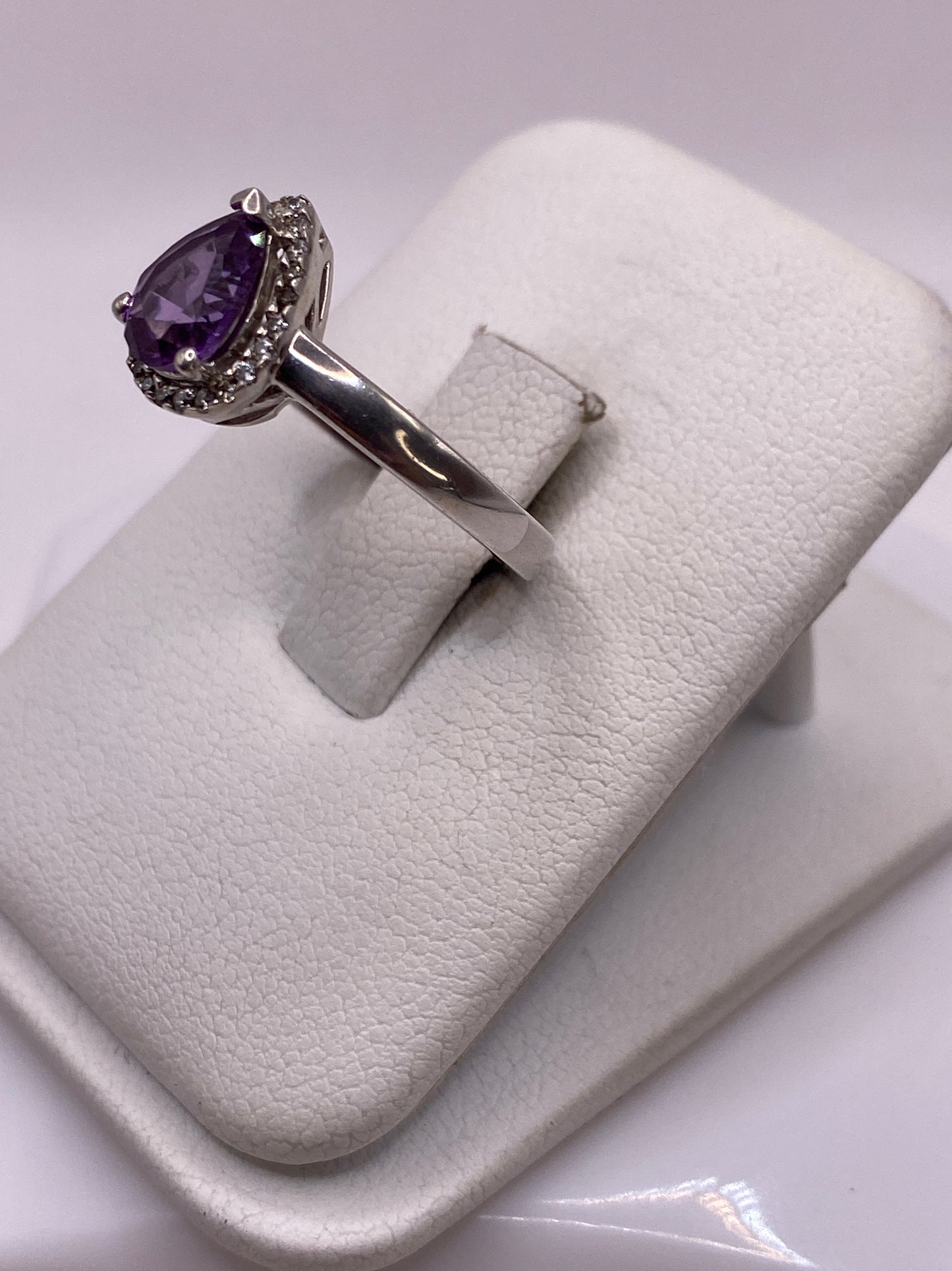 Detalle del anillo solitario mostrando la circonia facetada y el engaste