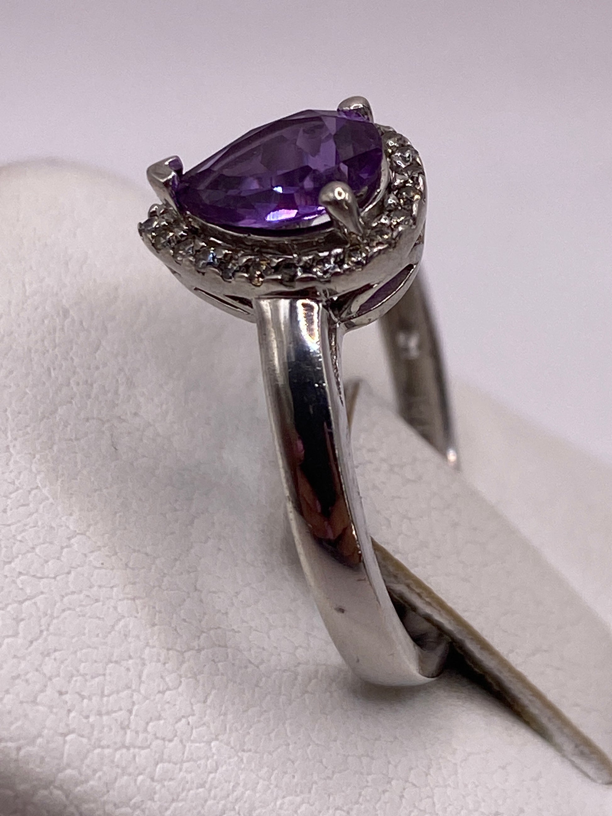Anillo puesto en dedo mostrando el brillo de la circonia morada