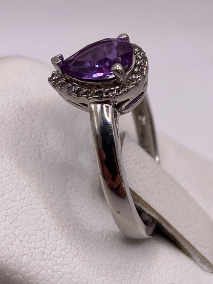 Anillo puesto en dedo mostrando el brillo de la circonia morada