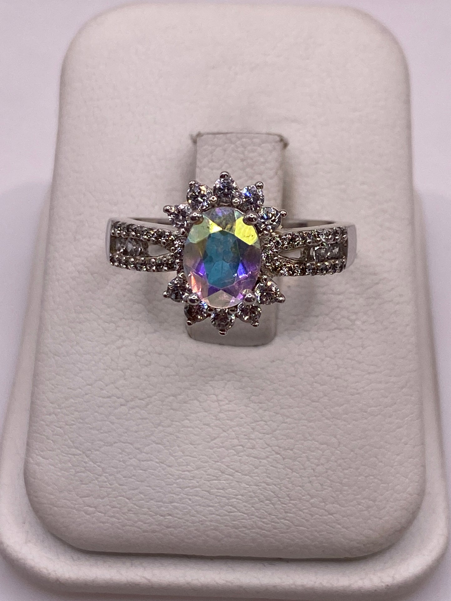 Anillo de plata solitario con circonia multicolor brillante en estuche blanco