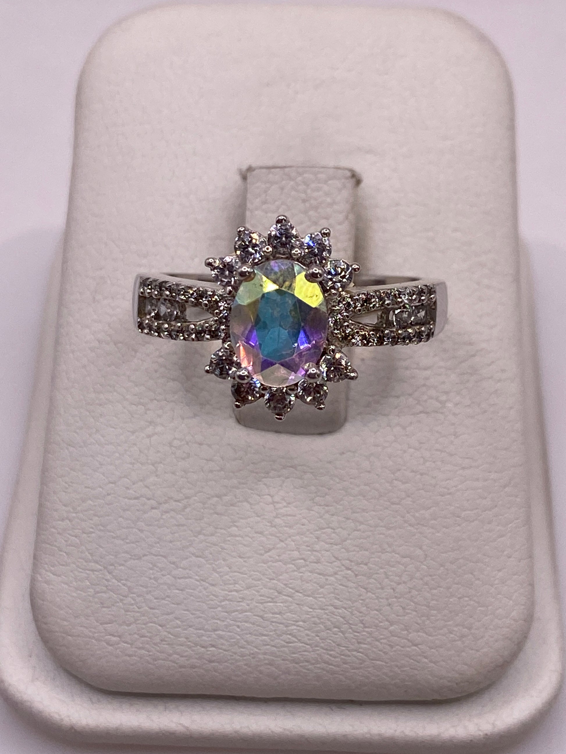 Anillo de plata solitario con circonia multicolor brillante en estuche blanco