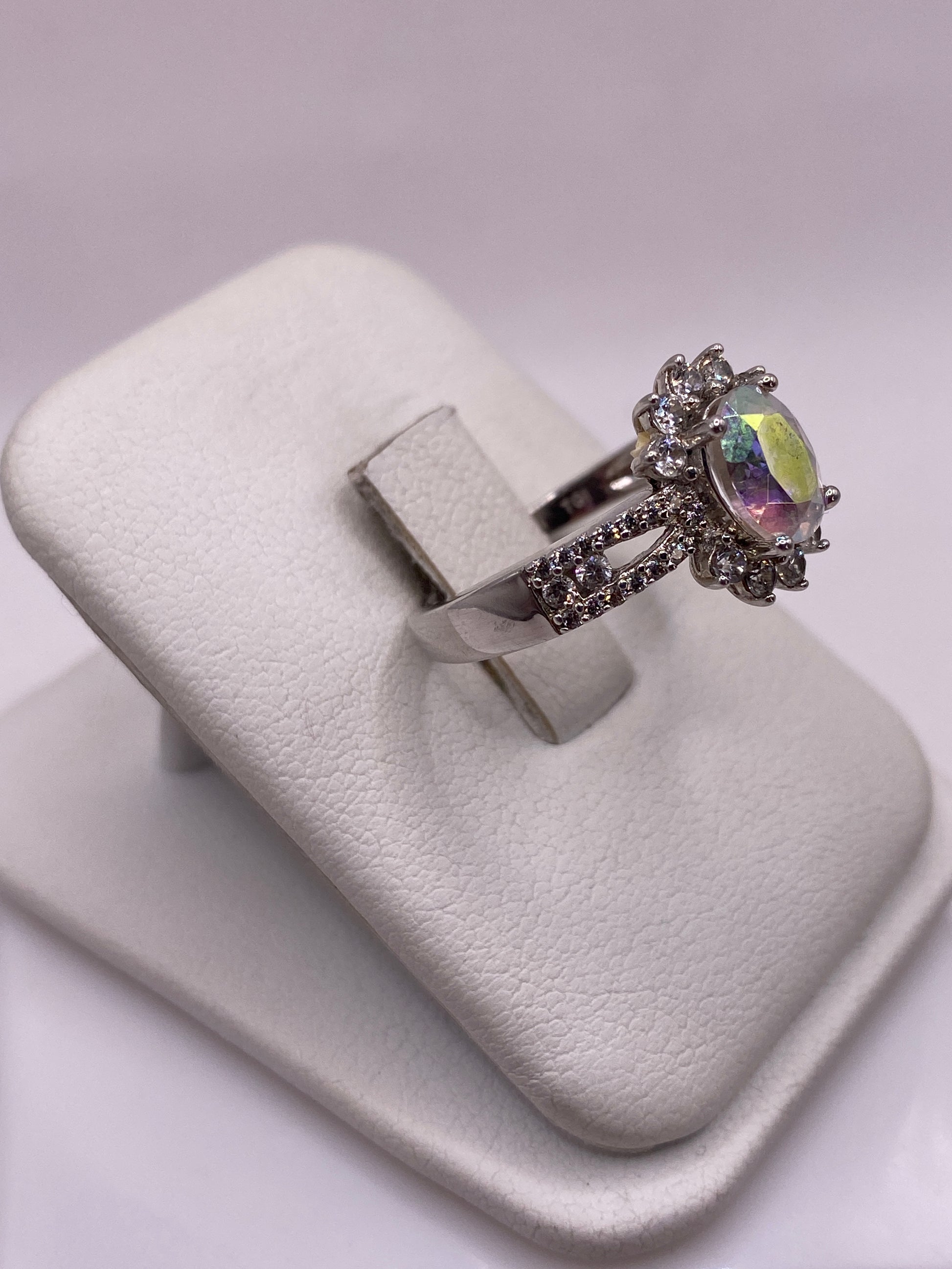 Vista lateral del anillo con corona floral de circonia y banda de plata engastada