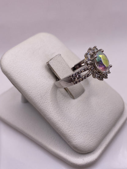 Vista lateral del anillo con corona floral de circonia y banda de plata engastada