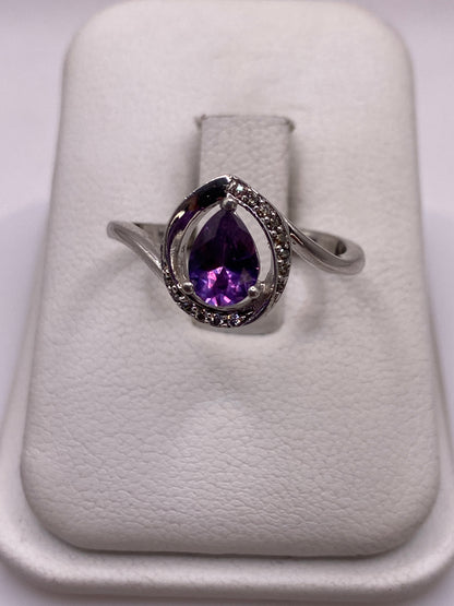 Anillo de plata .925 con circonia morada facetada en estuche blanco