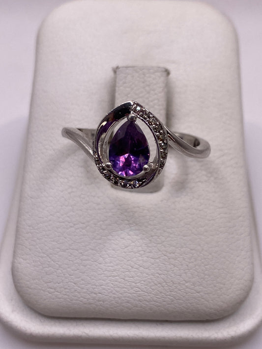 Anillo de plata .925 con circonia morada facetada en estuche blanco