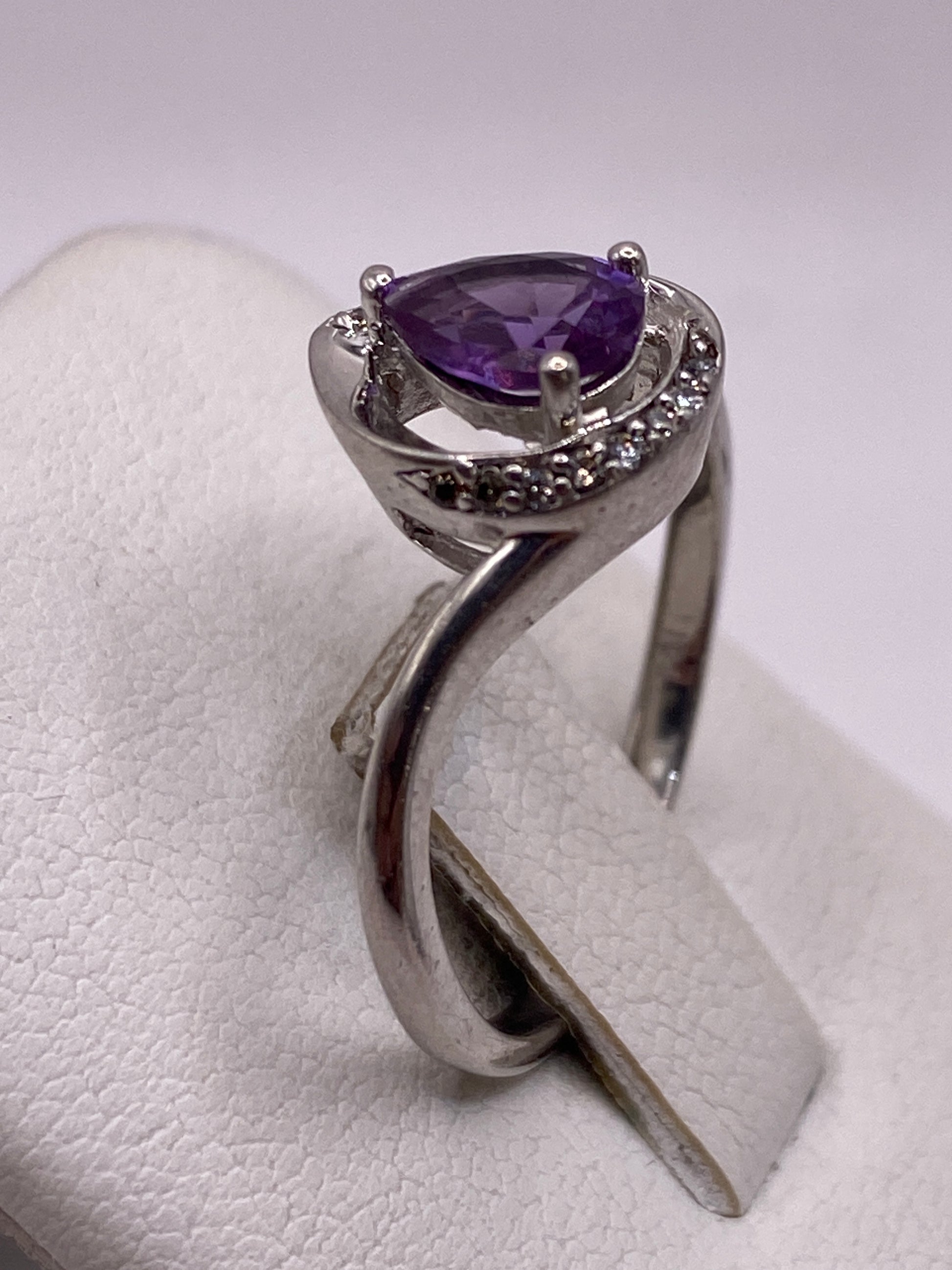 Detalle cercano de la circonia morada facetada engastada en plata de Taxco