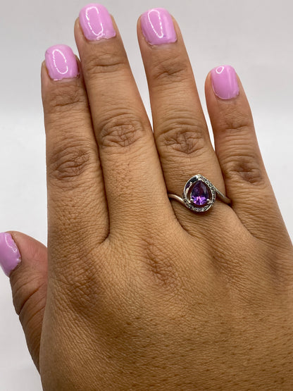Anillo en dedo con circonia morada mostrando el sello 925 MEXICO