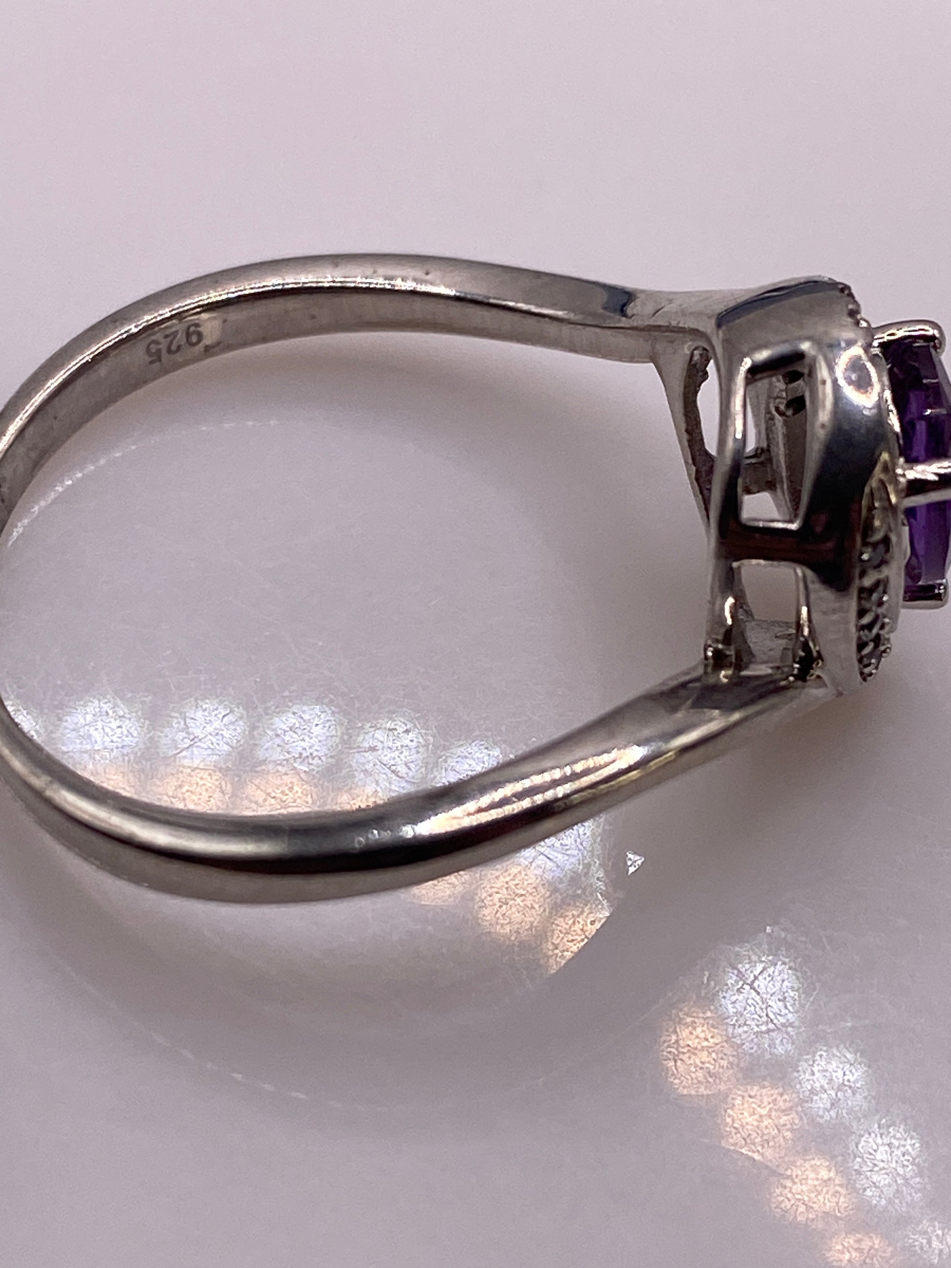 Anillo de Plata Circonia Morada Facetada — Solitario Elegante — foto 5
