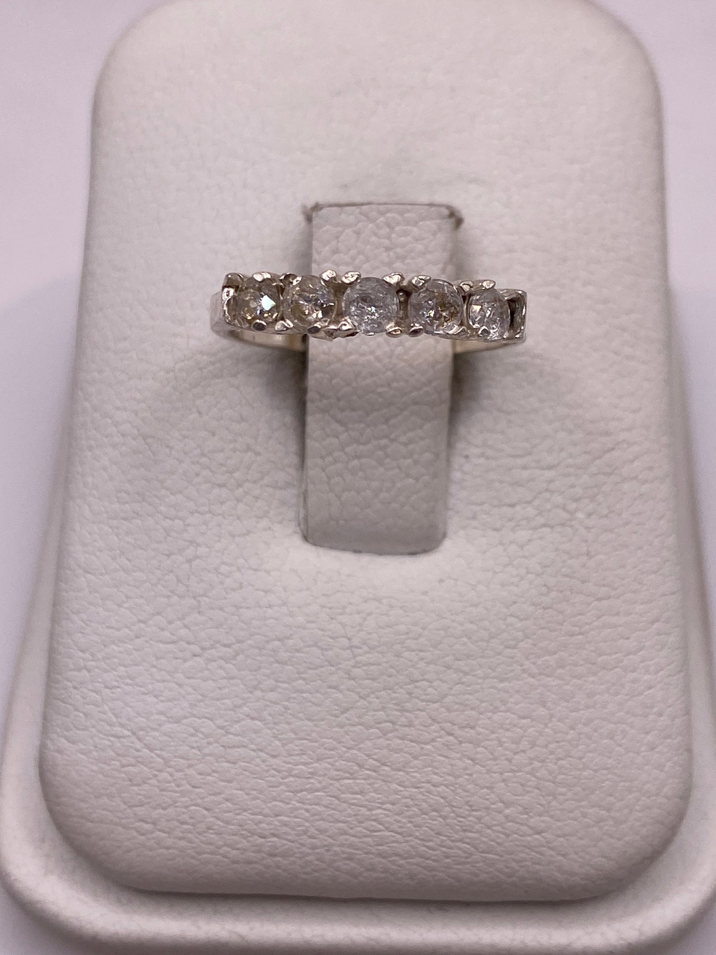 Anillo de plata solitario con circonia blanca en estuche blanco, vista superior