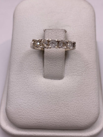 Anillo de plata solitario con circonia blanca en estuche blanco, vista superior
