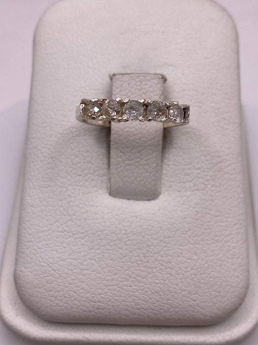 Anillo de plata solitario con circonia blanca en estuche blanco, vista superior