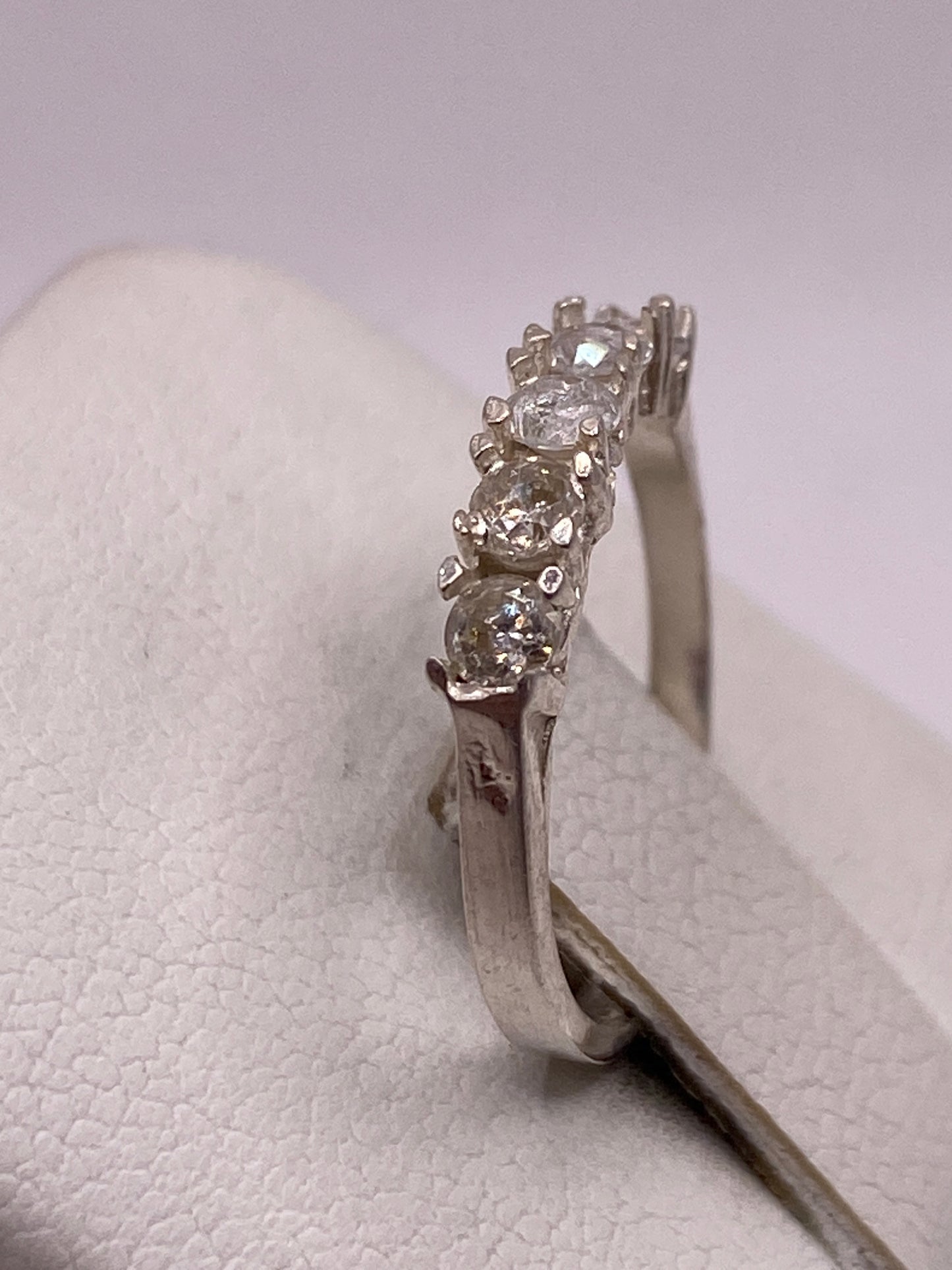 Vista lateral del anillo minimalista en plata .925 mostrando la proporción