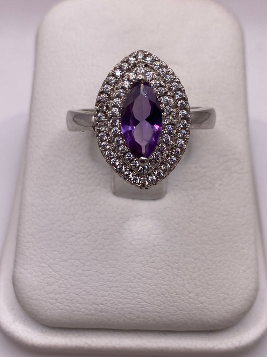 Anillo solitario de plata con circonia morada ovalada brillante en estuche blanco