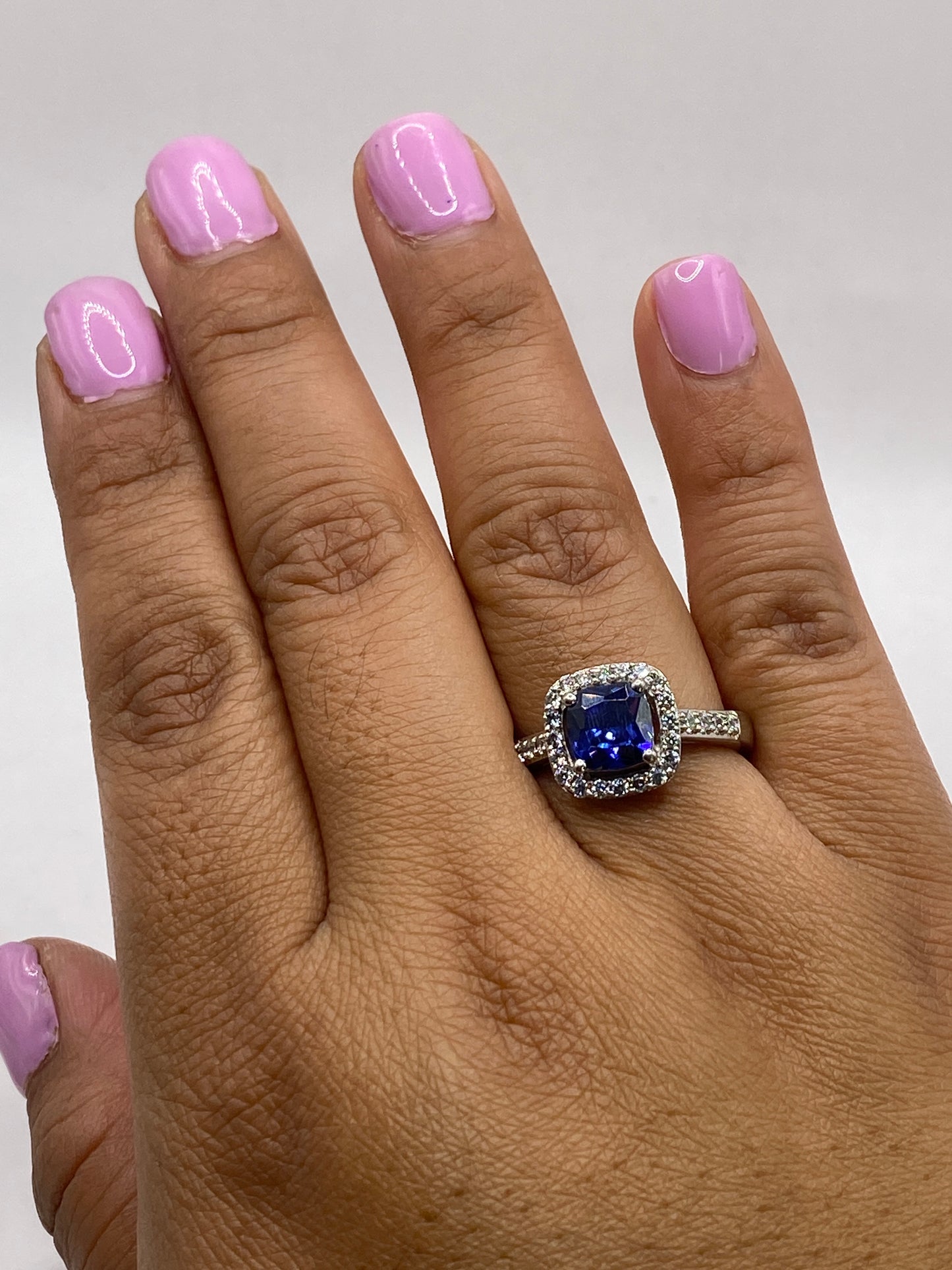 Anillo de plata con sello .925 grabado en la banda interior, sobre fondo blanco