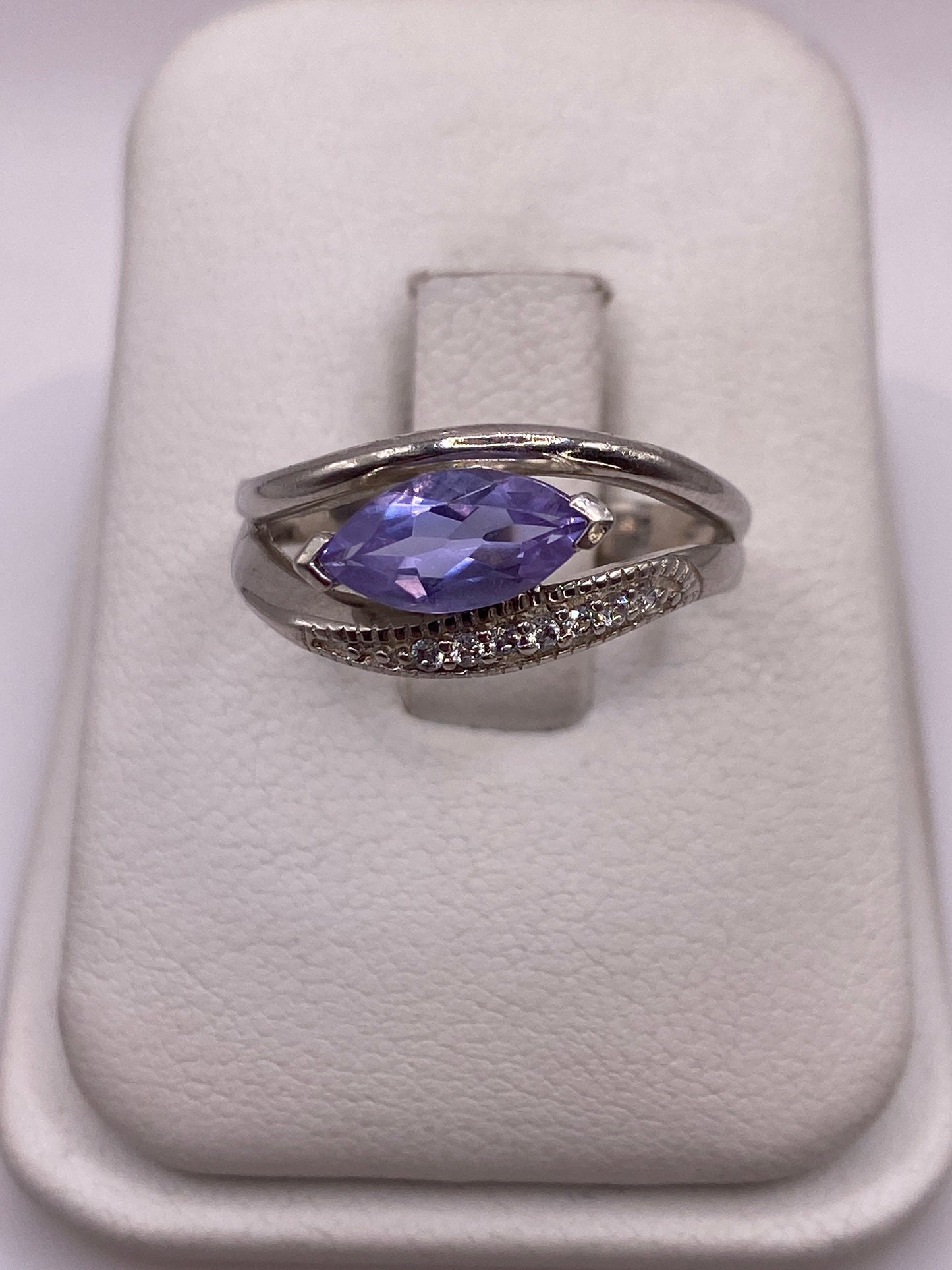 Anillo de plata con circonia morada facetada en estuche blanco