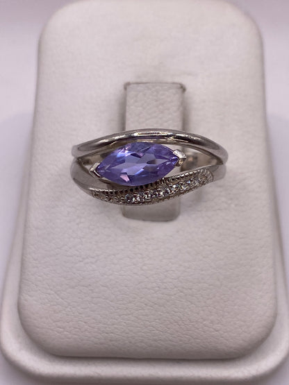 Anillo de plata con circonia morada facetada en estuche blanco