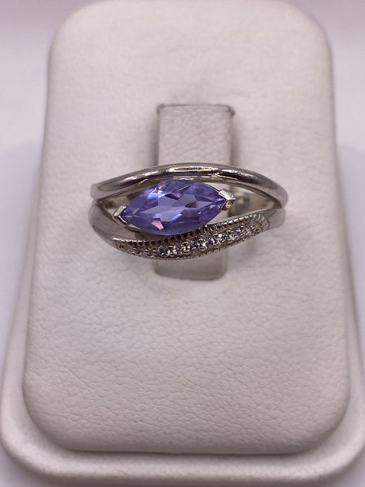 Anillo de plata con circonia morada facetada en estuche blanco