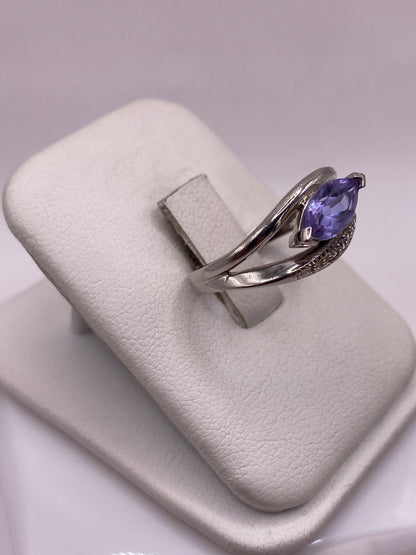 Solitario de plata .925 con circonia morada en la mano de una mujer