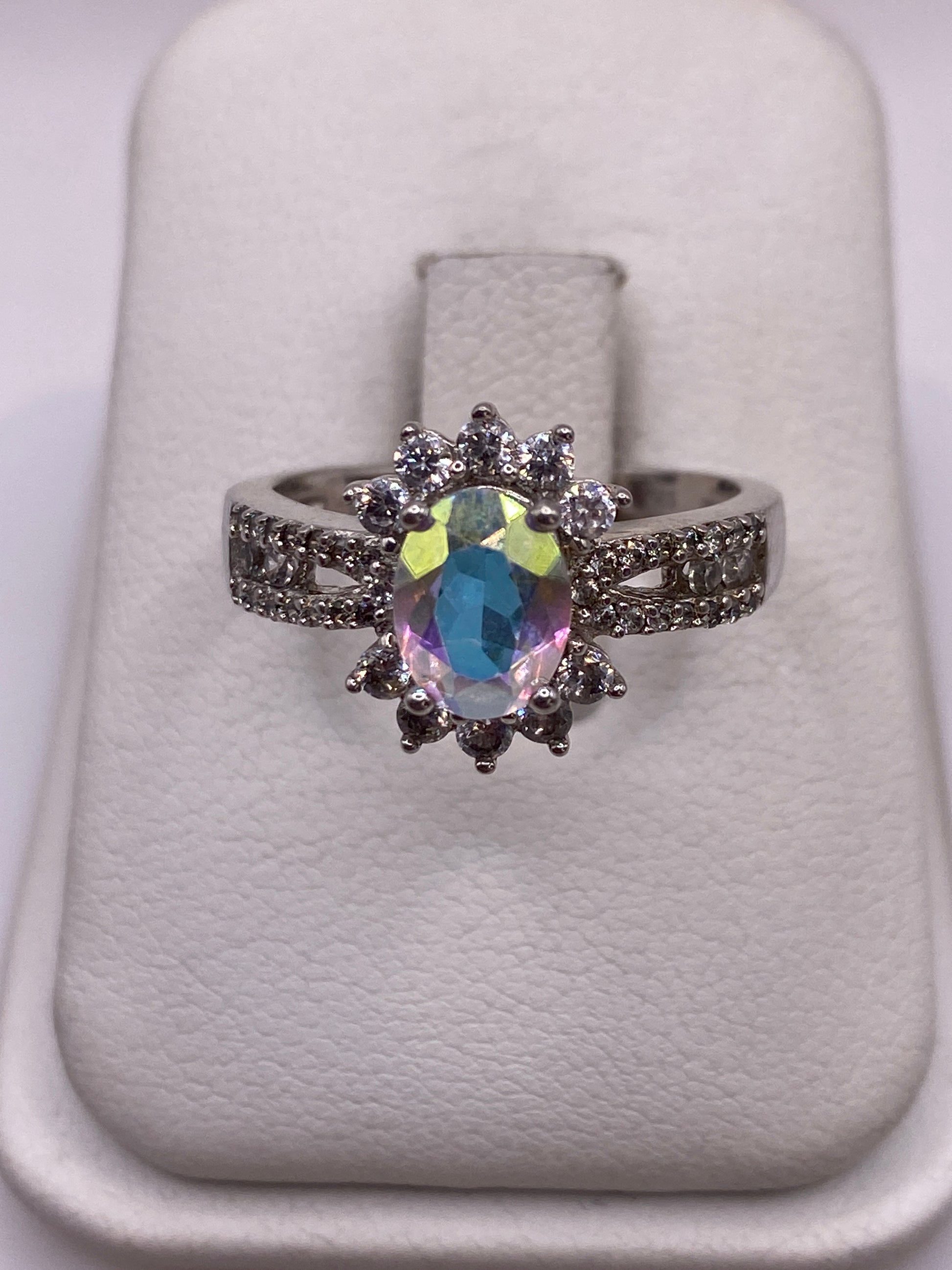 Anillo de plata .925 con circonia multicolor arcoíris en estuche blanco de presentación