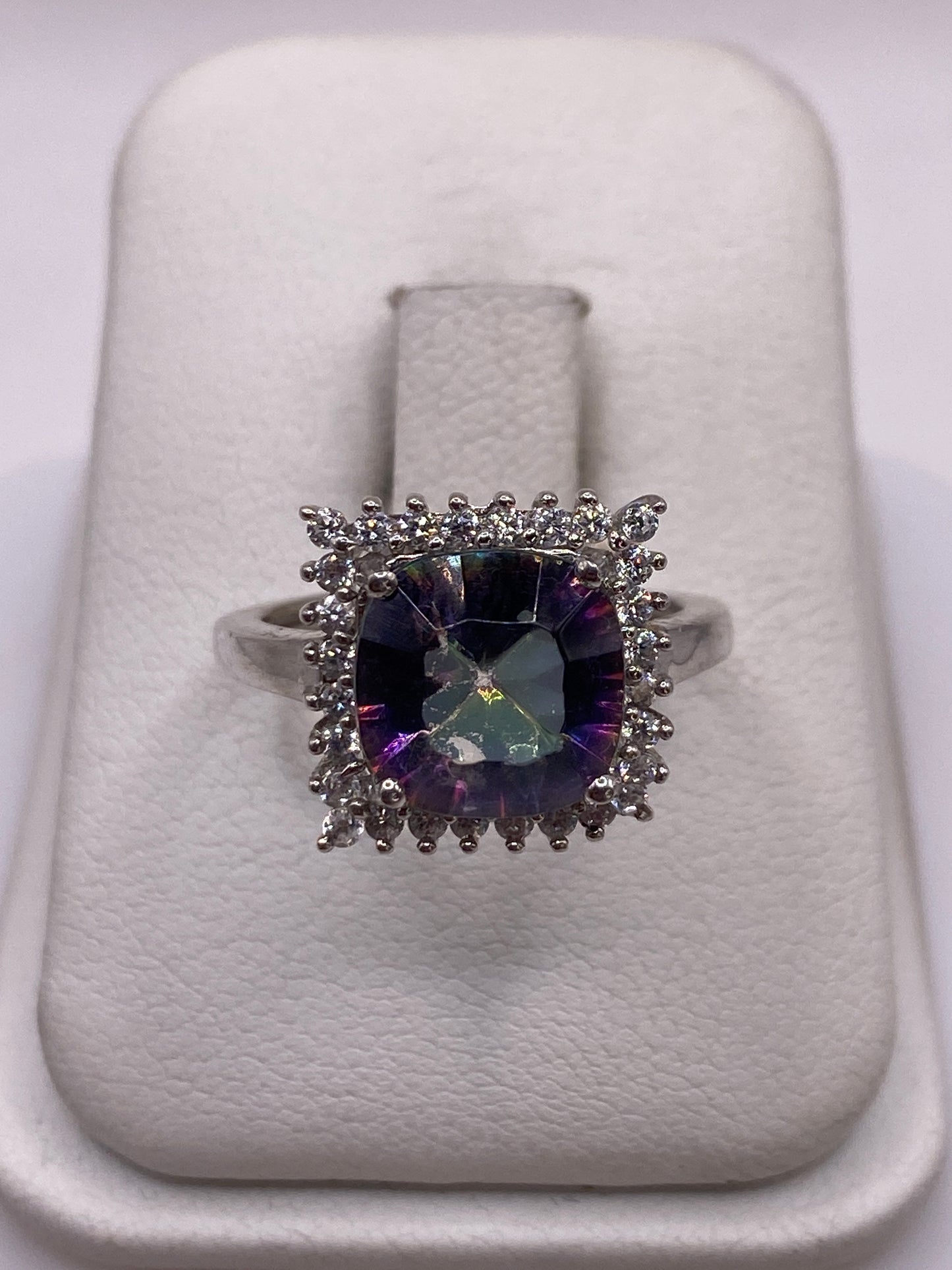 Anillo de plata con circonia multicolor en tono azul, verde y púrpura en caja de presentación