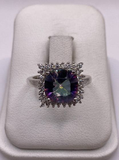 Anillo de plata con circonia multicolor en tono azul, verde y púrpura en caja de presentación