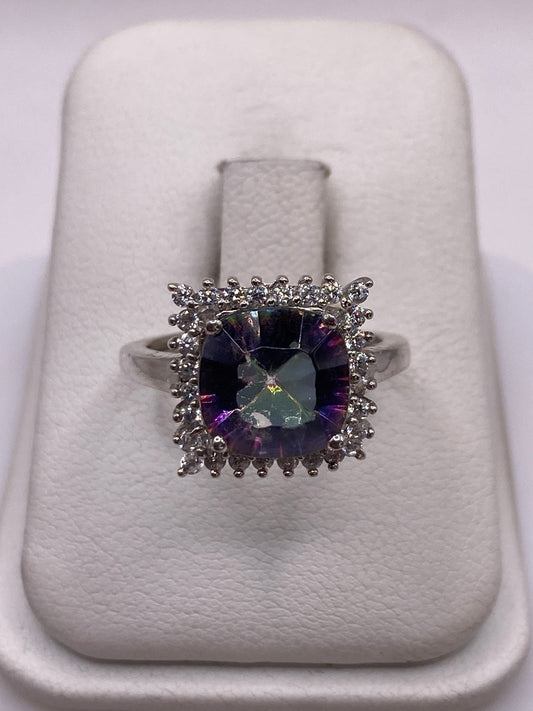 Anillo de plata con circonia multicolor en tono azul, verde y púrpura en caja de presentación