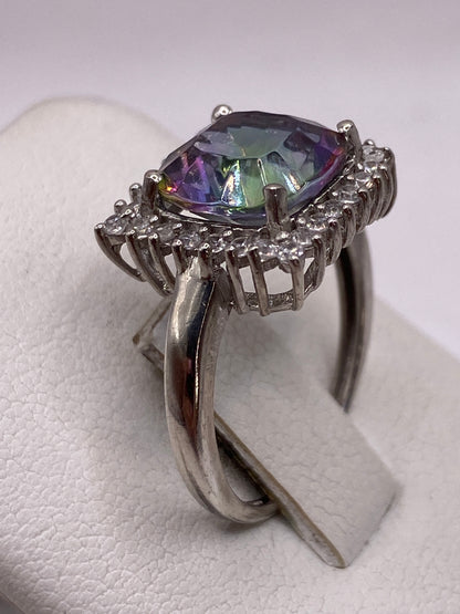 Anillo en la mano mostrando el engaste detallado de la circonia en plata .925