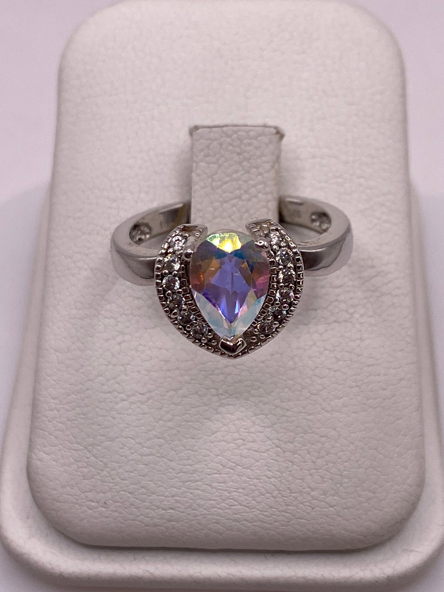 Anillo de plata solitario con circonia arcoíris en estuche blanco de Arte Taxco
