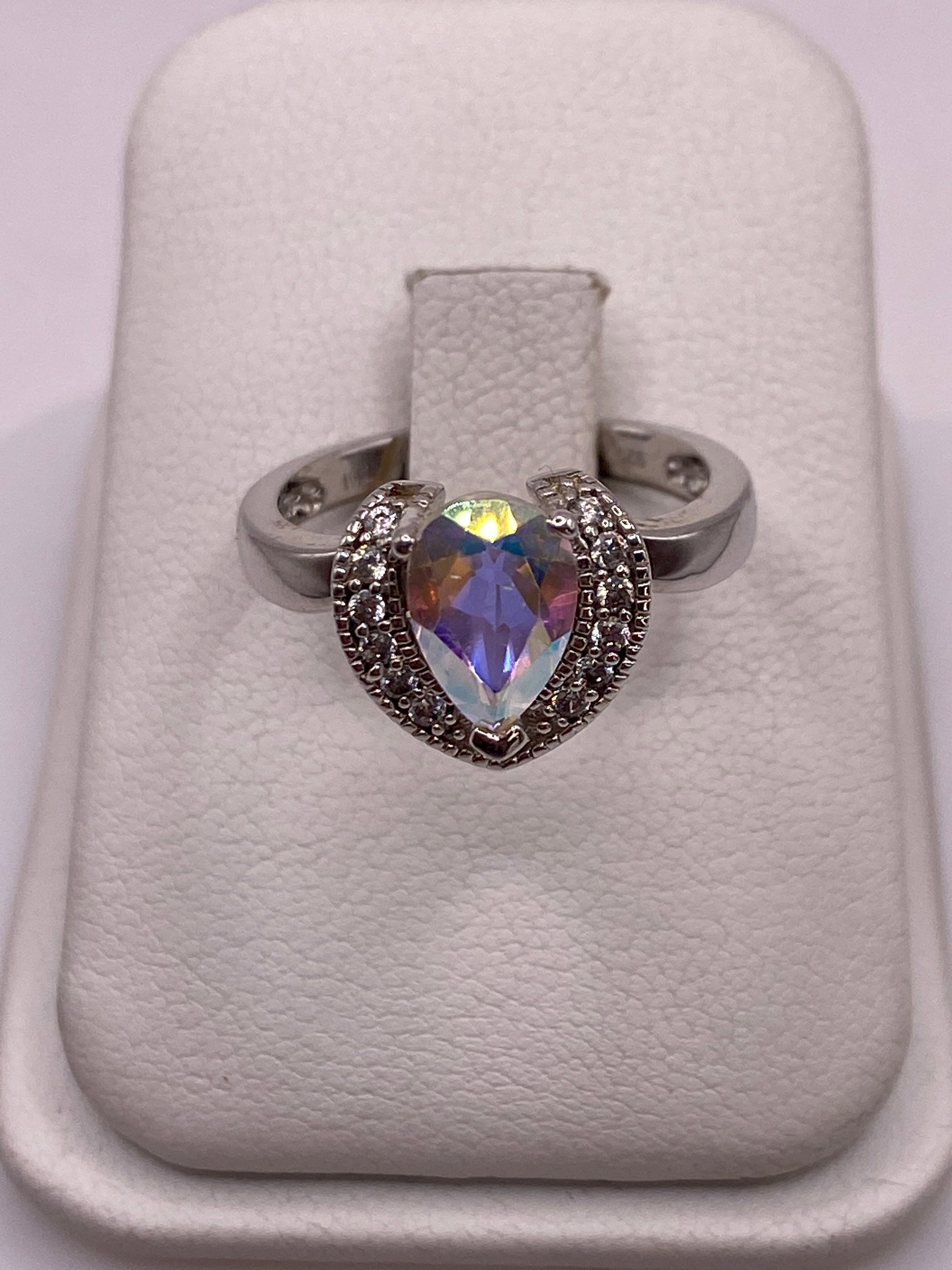 Anillo de plata solitario con circonia arcoíris en estuche blanco de Arte Taxco