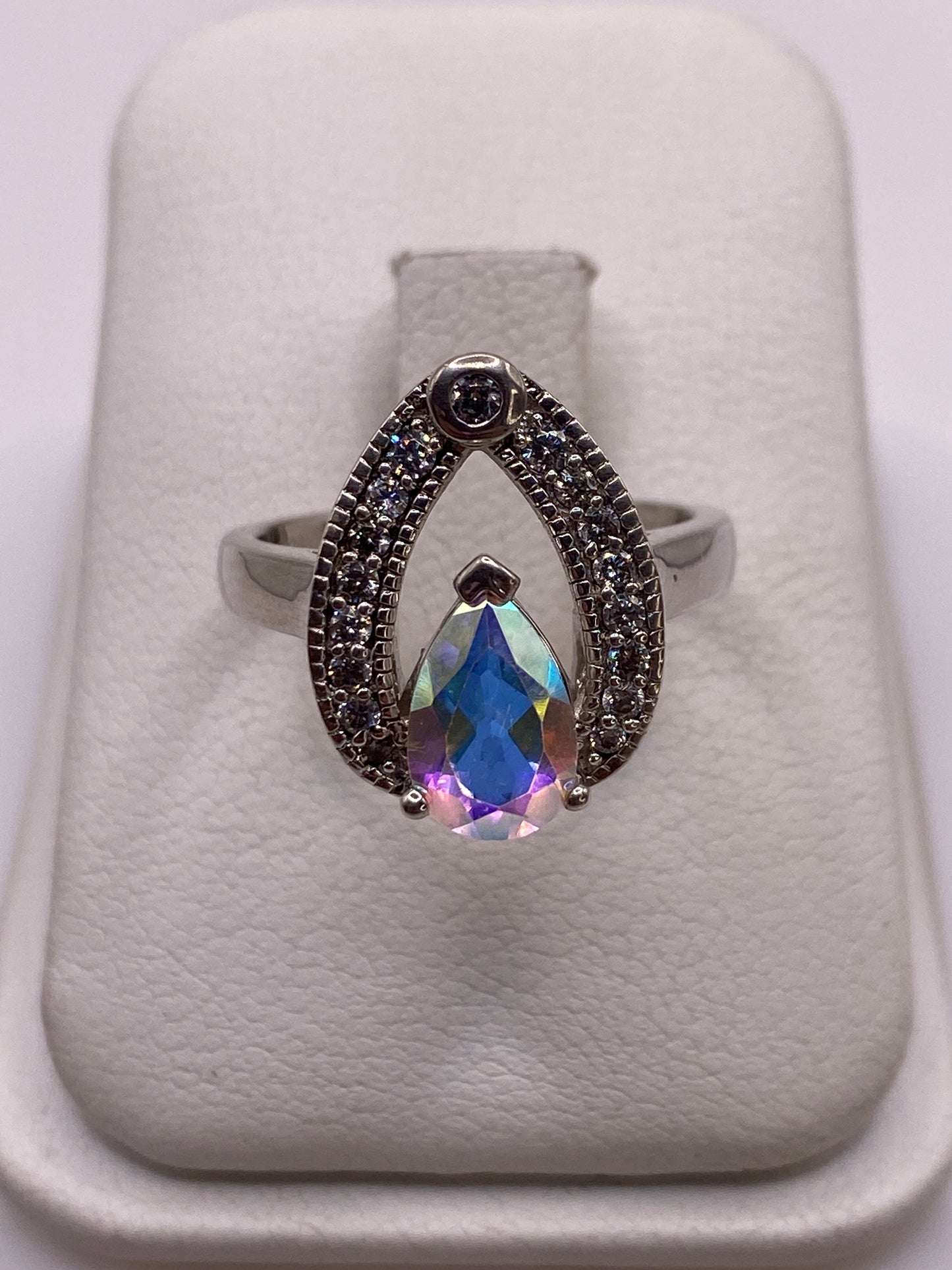 Anillo de plata solitario con circonia multicolor gota en mano de mujer