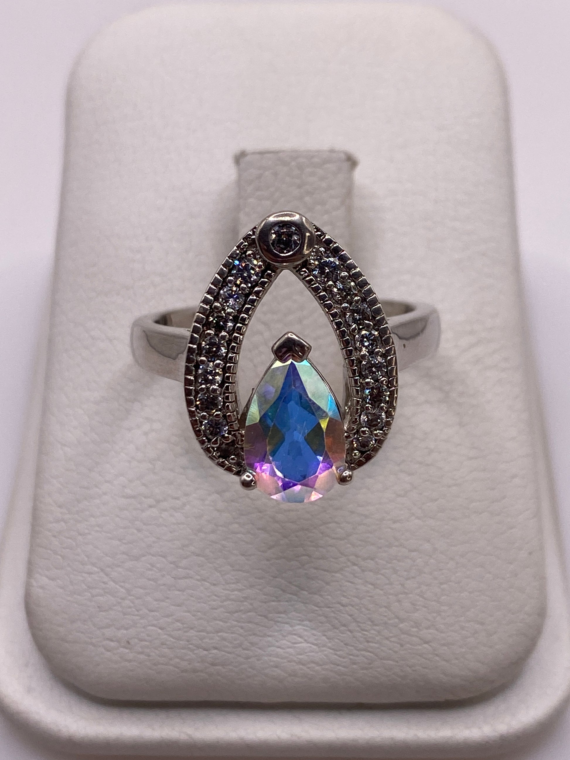 Anillo de plata solitario con circonia multicolor gota en mano de mujer