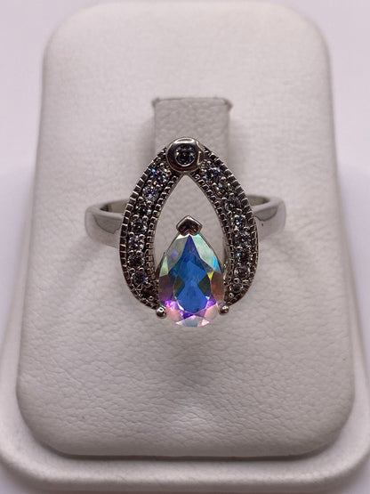Anillo de plata solitario con circonia multicolor gota en mano de mujer