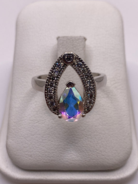 Anillo de plata solitario con circonia multicolor gota en mano de mujer