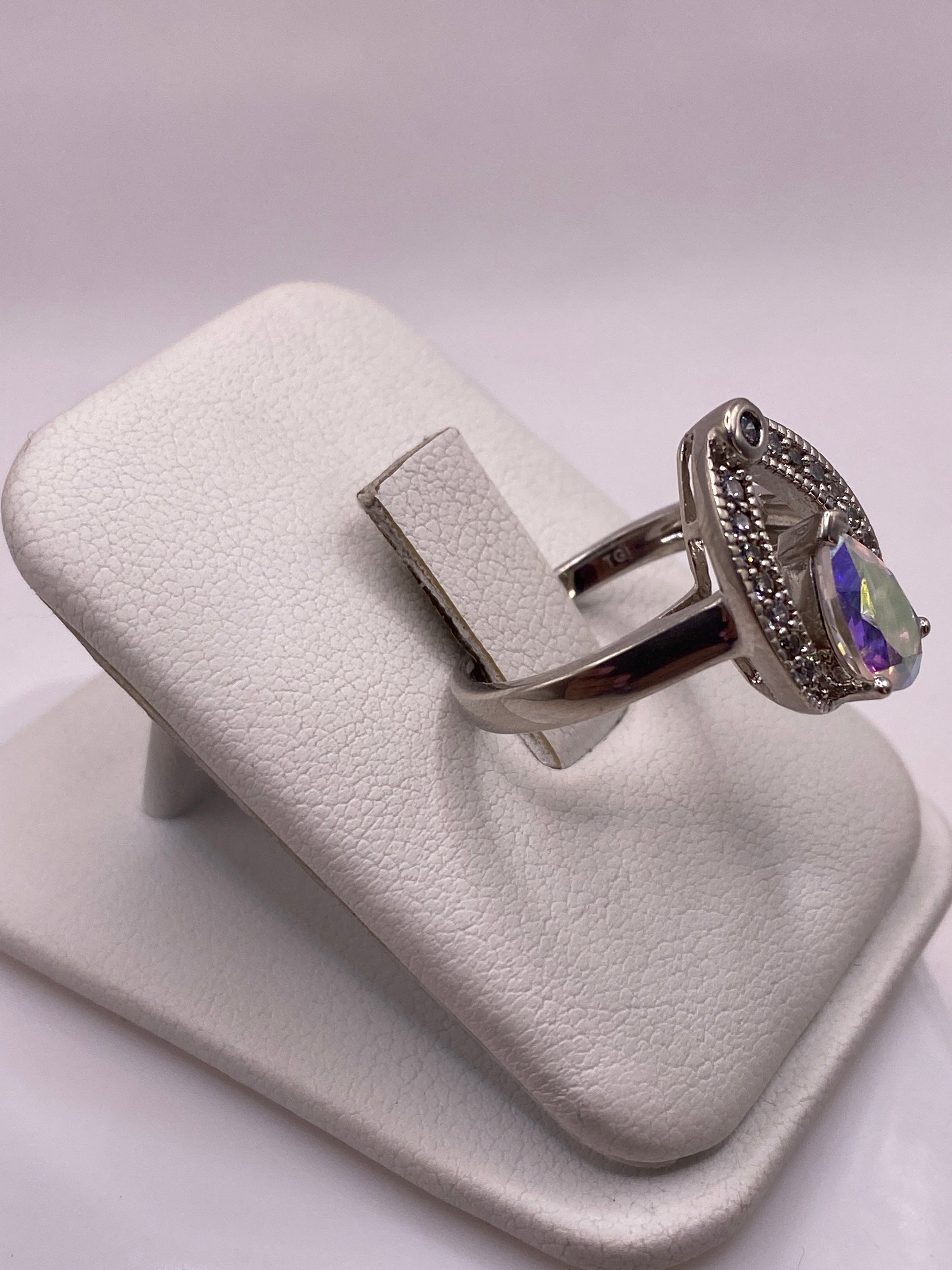 Vista frontal del anillo de plata .925 con piedra multicolor en corte gota
