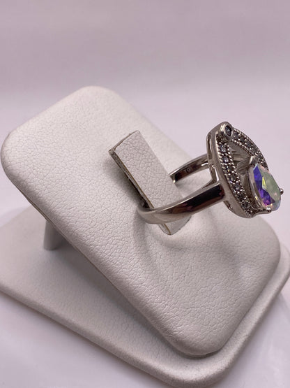Vista frontal del anillo de plata .925 con piedra multicolor en corte gota