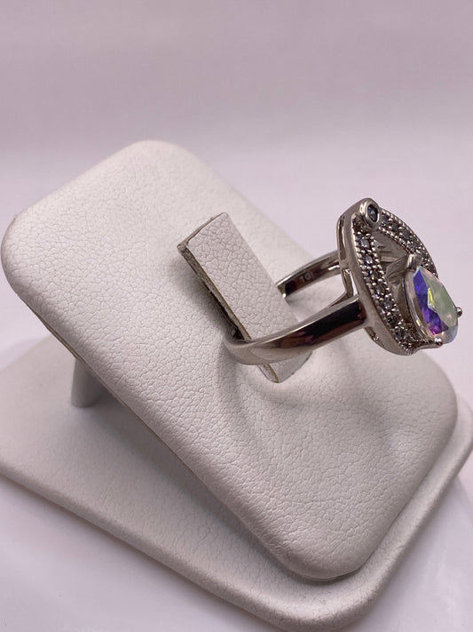 Vista frontal del anillo de plata .925 con piedra multicolor en corte gota