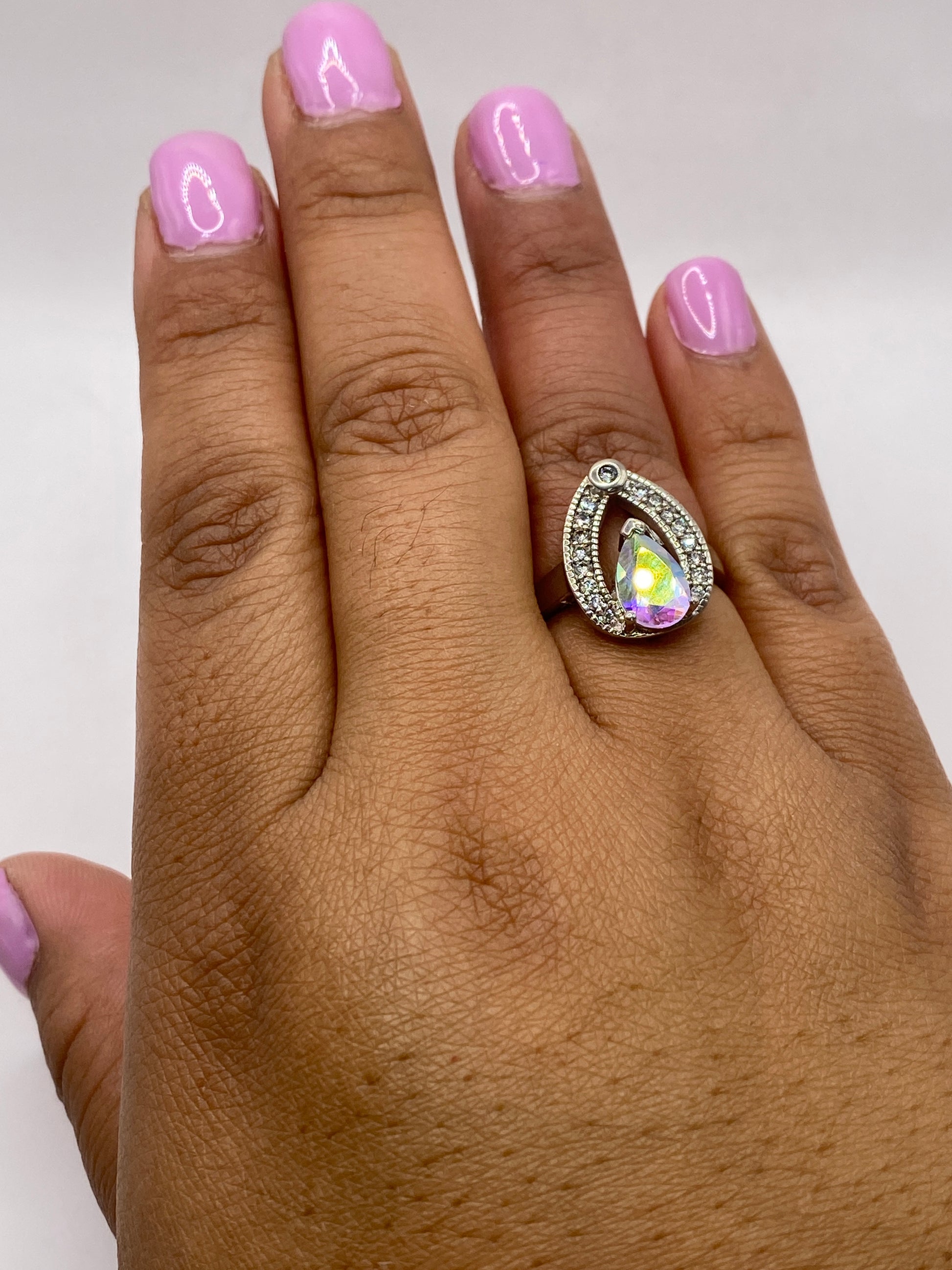 Anillo solitario mostrando el sello 925 MÉXICO en la banda